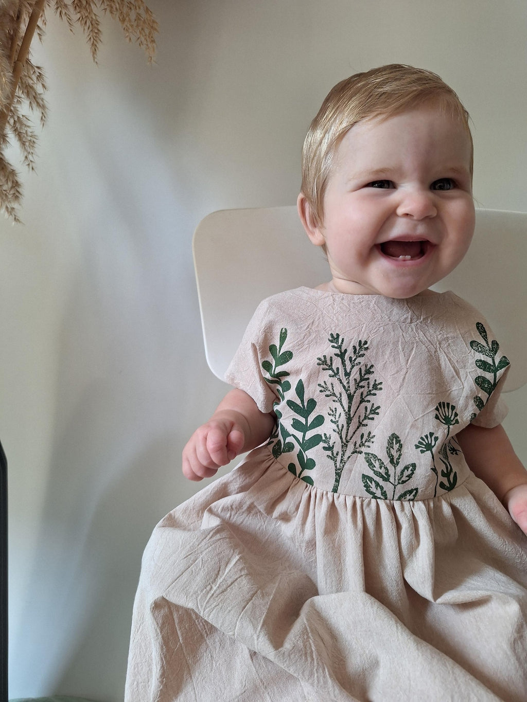 Blumli® Handgefertigtes Babykleid aus Bio-Baumwolle mit Holzstempel-Blumendruck
