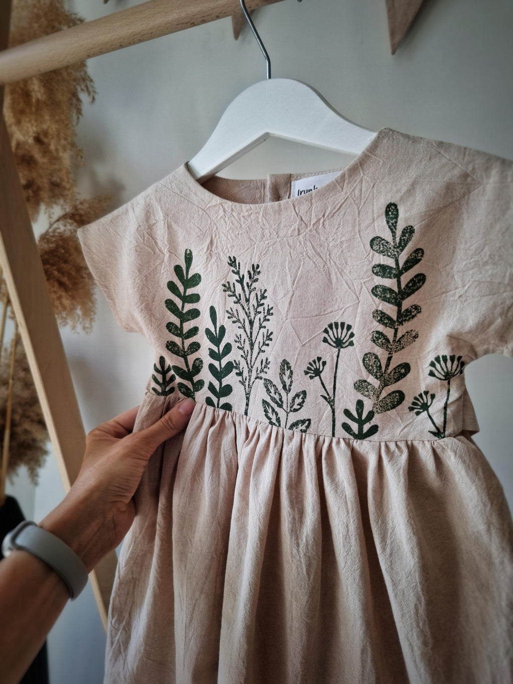 Blumli® Handgefertigtes Babykleid aus Bio-Baumwolle mit Holzstempel-Blumendruck