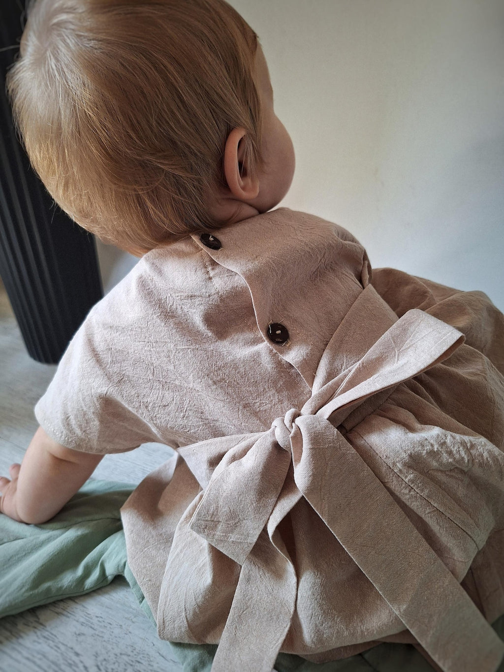 Blumli® Handgefertigtes Babykleid aus Bio-Baumwolle mit Holzstempel-Blumendruck
