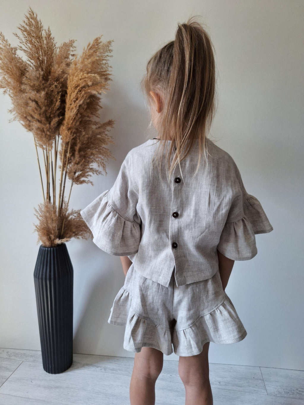 Blumli® Handgefertigtes Mädchen-Set aus Leinen mit Rüschenoberteil & Shorts (2-Teiler)