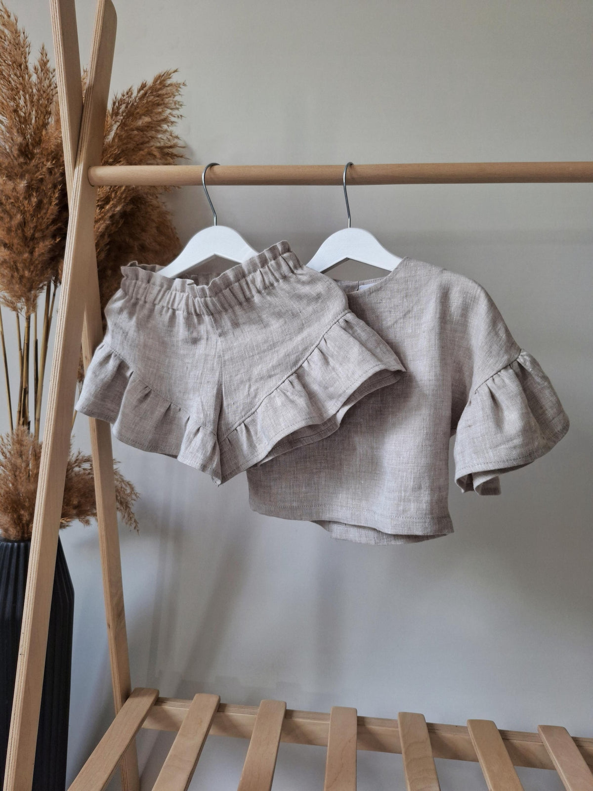 Blumli® Handgefertigtes Mädchen-Set aus Leinen mit Rüschenoberteil & Shorts (2-Teiler)
