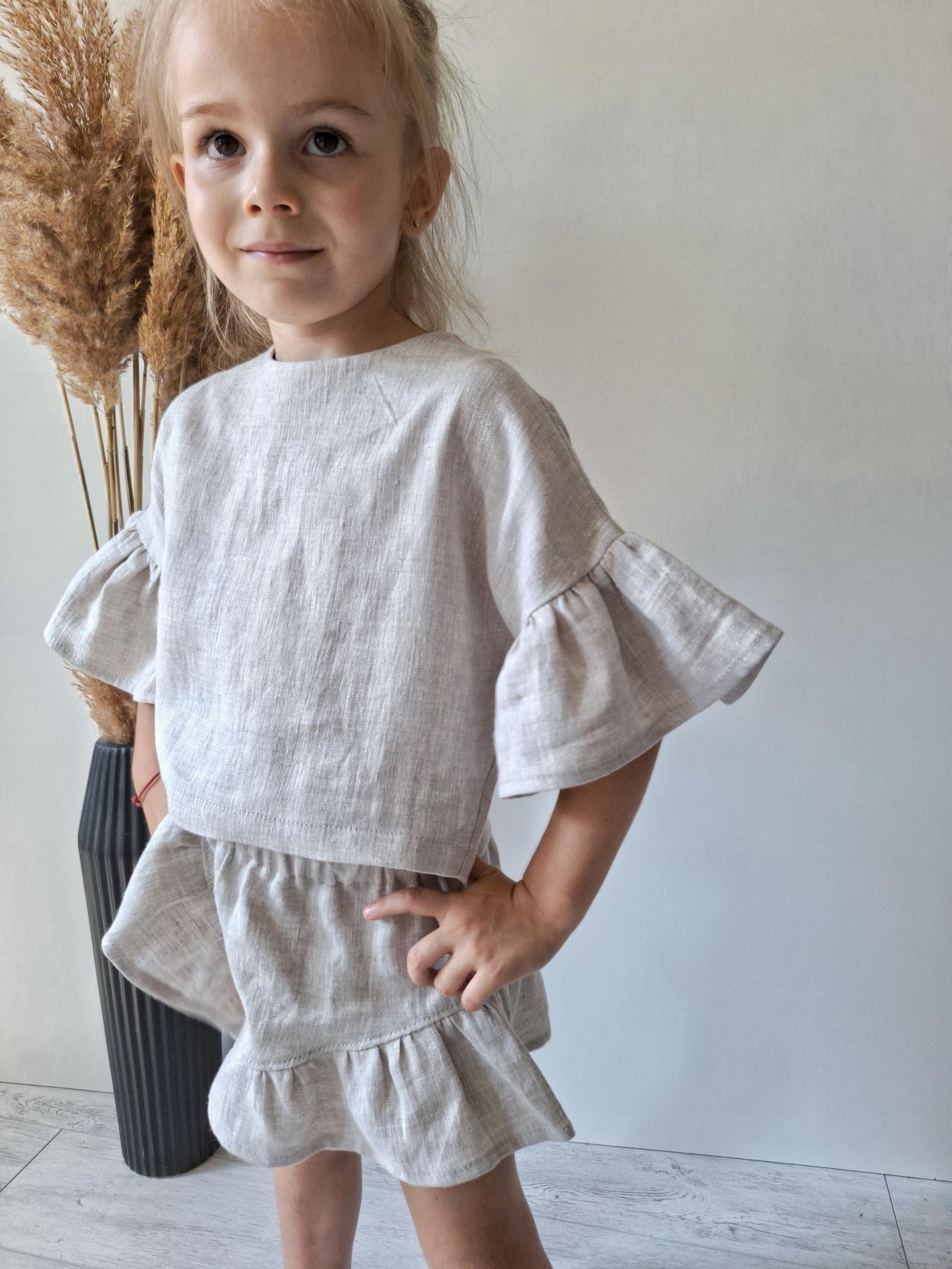 Blumli® Handgefertigtes Mädchen-Set aus Leinen mit Rüschenoberteil & Shorts (2-Teiler)