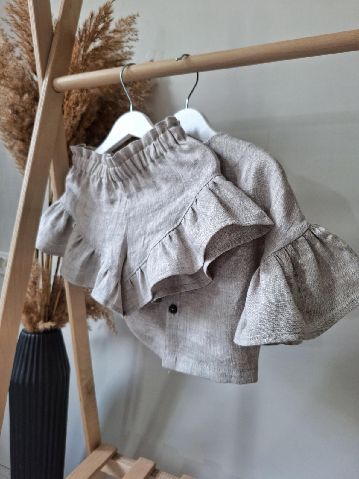 Blumli® Handgefertigtes Mädchen-Set aus Leinen mit Rüschenoberteil & Shorts (2-Teiler)