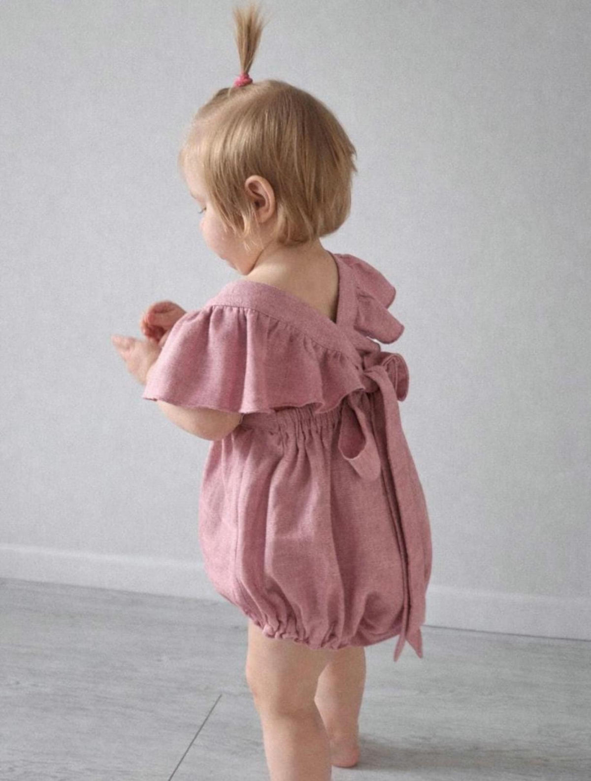 Blumli® Handgefertigter Baby-Mädchen-Strampler aus Leinen mit Rüschen