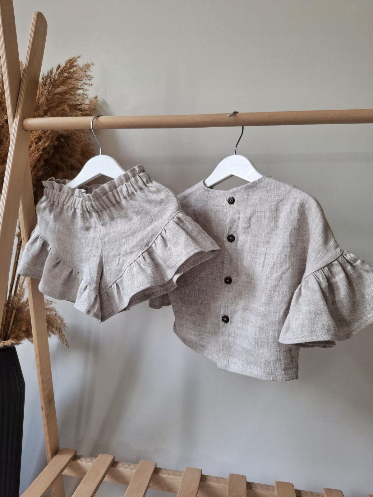 Blumli® Handgefertigtes Mädchen-Set aus Leinen mit Rüschenoberteil & Shorts (2-Teiler)