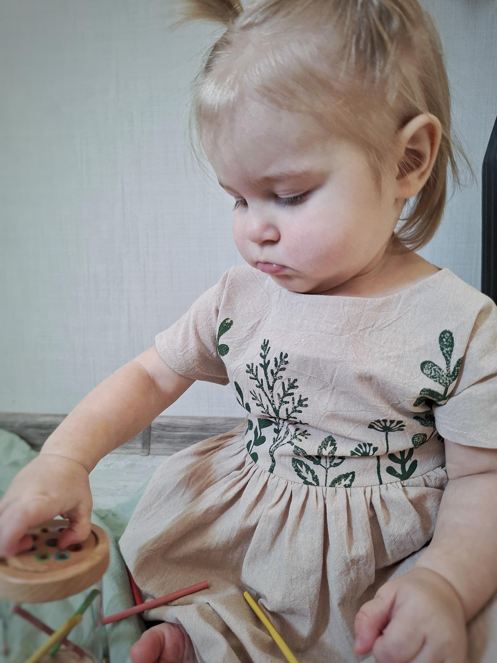 Blumli® Handgefertigtes Babykleid aus Bio-Baumwolle mit Holzstempel-Blumendruck