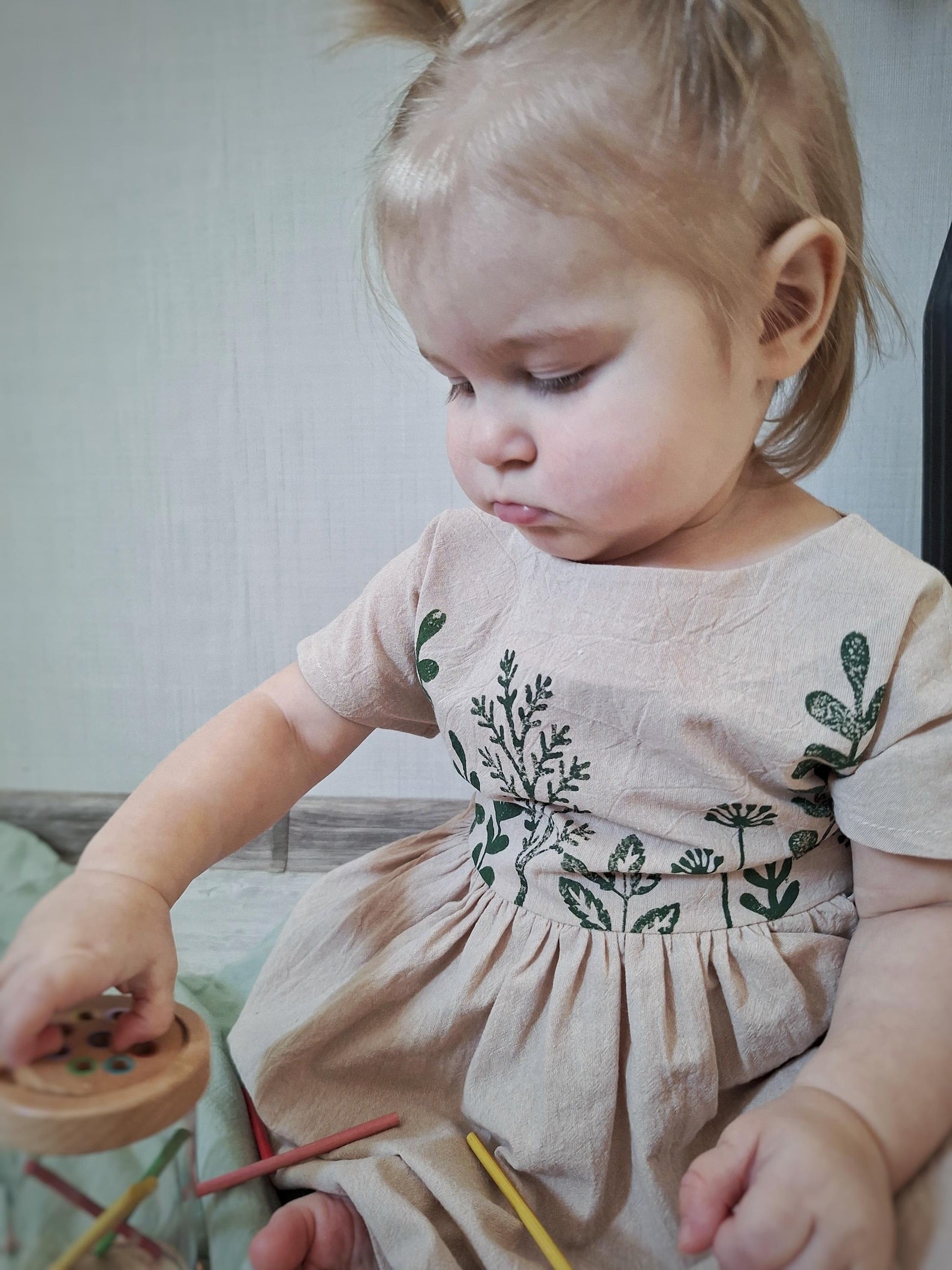 Blumli® Handgefertigtes Babykleid aus Bio-Baumwolle mit Holzstempel-Blumendruck