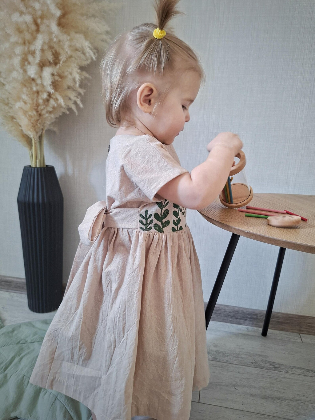 Blumli® Handgefertigtes Babykleid aus Bio-Baumwolle mit Holzstempel-Blumendruck