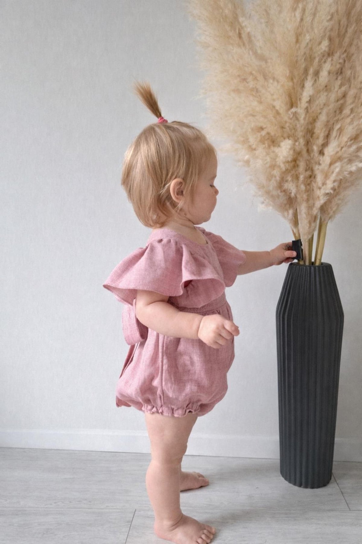 Blumli® Handgefertigter Baby-Mädchen-Strampler aus Leinen mit Rüschen