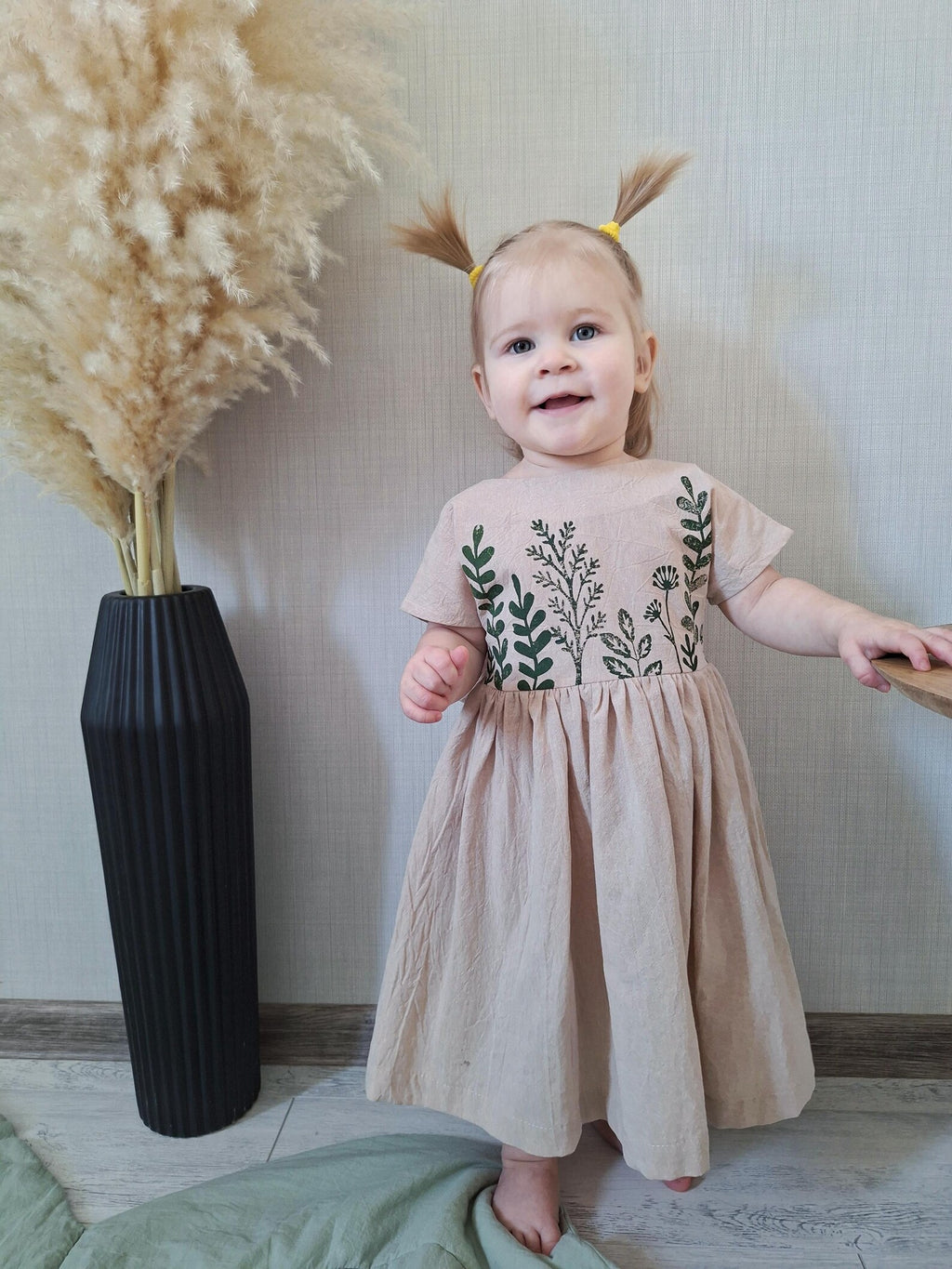 Blumli® Handgefertigtes Babykleid aus Bio-Baumwolle mit Holzstempel-Blumendruck
